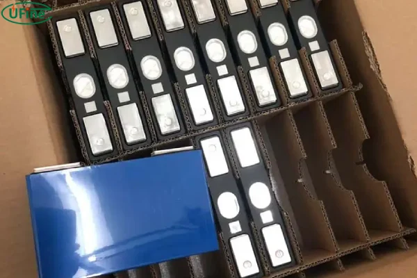 bubble-wrap-and-cardboard-boxes