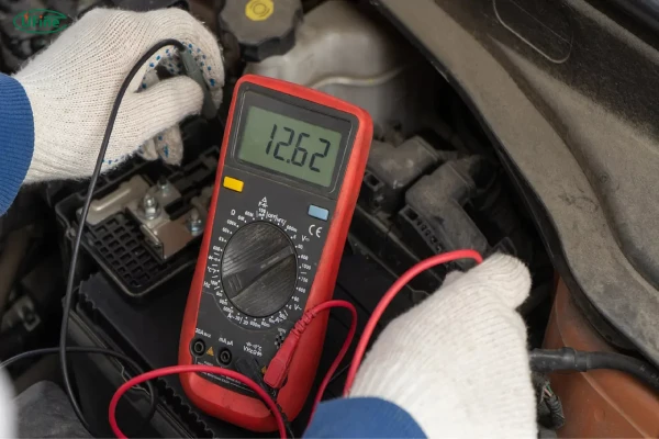 how to test auto battery voltage
