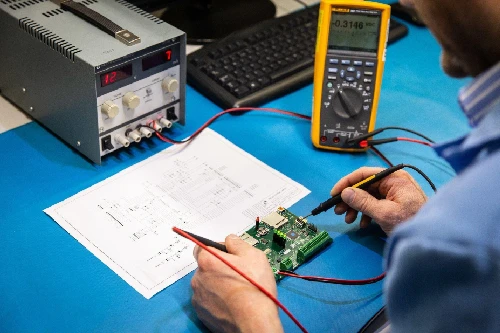 Measuring power consumption in battery-powered electronic devices