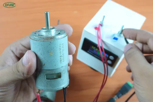 the 18650 battery pack powers the motor