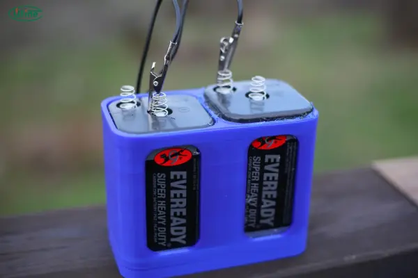 what is inside a lantern battery
