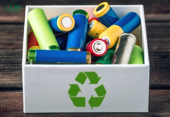 can i throw alkaline batteries in the trash